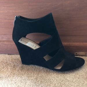 Via Spiga Open toe strappy suede wedge